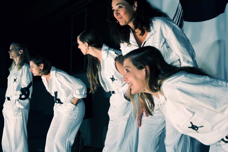 Die Darstellerinnen Diana Kashlan, Pia Kolb, Claudia Seigmann, Nicola Trub und Katja Uffelmann.