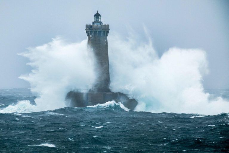 Hohe Wellen trafen den Leuchtturm Four in Porspoder in Westfrankreich. AFP
