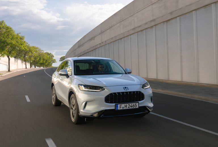 Honda ZR-V: Komplettiert die Crossoverfamilie und basiert technisch auf dem Civic. Einzige Motorisierung des Fronttrieblers ist ein Vollhybridsystem mit 184 PS Systemleistung. Ein Benziner und zwei Elektromotoren kooperieren. Allradantrieb ist gar keine Option. Der Preis: ab 42.490 Euro.