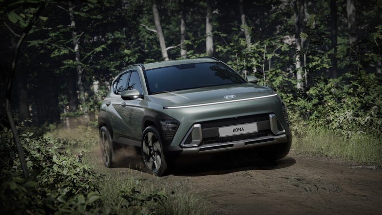 Hyundai Kona: Das neue Design orientiert sich an der E-Variante, markant ist die durchgezogene Frontlichtleiste. Am Start stehen Verbrenner und Hybride.