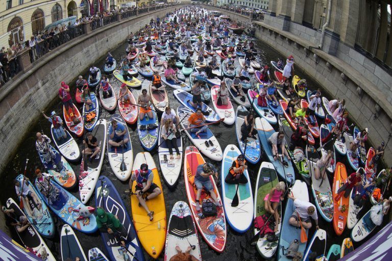 Im russischen St. Petersburg versammelten sich diese Menschen anlässlich eines Stand-Up-Paddle-Festivals im Gribojedow-Kanal. AP