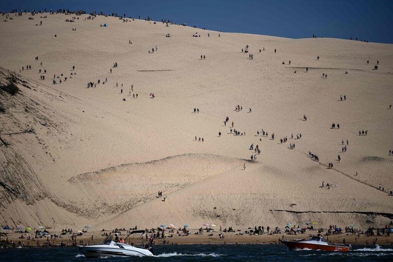 Im Südwesten Frankreichs, an der atlantischen Küste, verbringen Menschen ihre Zeit damit, die 
