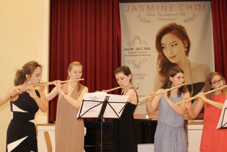 „Eingefädelt“ wurde die Studienreise der koreanischen Studentinnen von Jasmine Choi (auf dem Bild links, mit Studentinnen aus aller Welt von Estland bis Amerika und von Portugal bis Brasilien die an einem Meisterkurs in Bregenz teilnahmen), die Vorarlberg zu ihrer Wahlheimat erkoren hat.