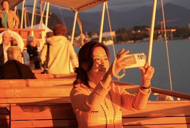 Während die untergehende Sonne die Hohentwiel „vergoldete“ wurden die Gäste aus Fernost nicht müde, das Spiel der Natur festzuhalten.