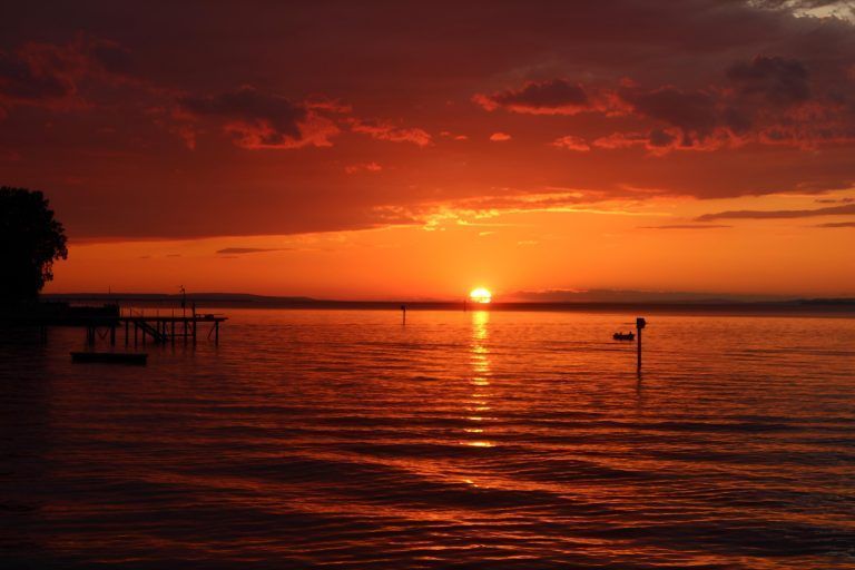 Punktgenau zum Sonnenuntergang riss das Wolkenband auf und es entstand eine atemberaubende Stimmung auf dem Bodensee.