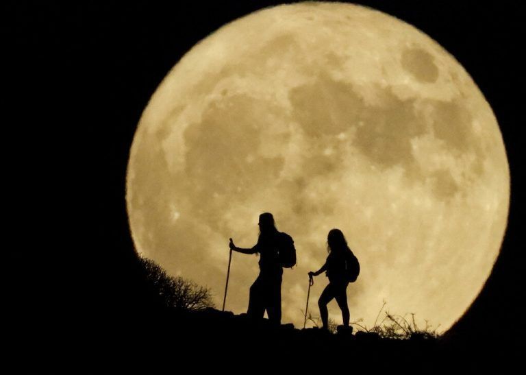 In Arguineguin auf Gran Canaria steigt im Hintergrund der Vollmond, der als Störmond bekannt ist, auf. Reuters