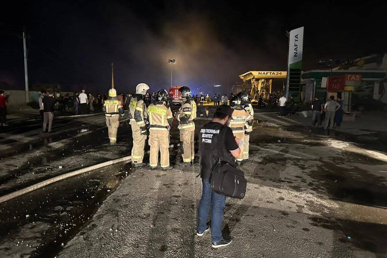 In den zerstörten Gebäuden suchten Rettungskräfte stundenlang nach Opfern.ap