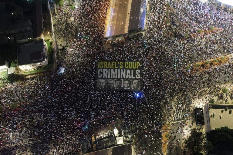 In der israelischen Großstadt Tel Aviv demonstrierten wieder Tausende Menschen gegen die Justizreform der Regierung. AFP