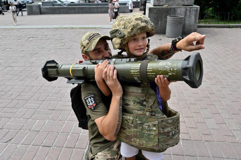 In der ukrainischen Hauptstadt Kiew instruiert ein Soldat diesen Buben in der Handhabung einer Anti-Panzer-Waffe. AFP