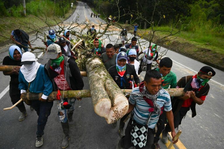 Indigene Völker im Departement Cauca in Kolumbien fordern bessere Gesundheits- und Bildungsbedingungen und versperren mit der Demonstration die Panamerikanische Autobahn. AFP