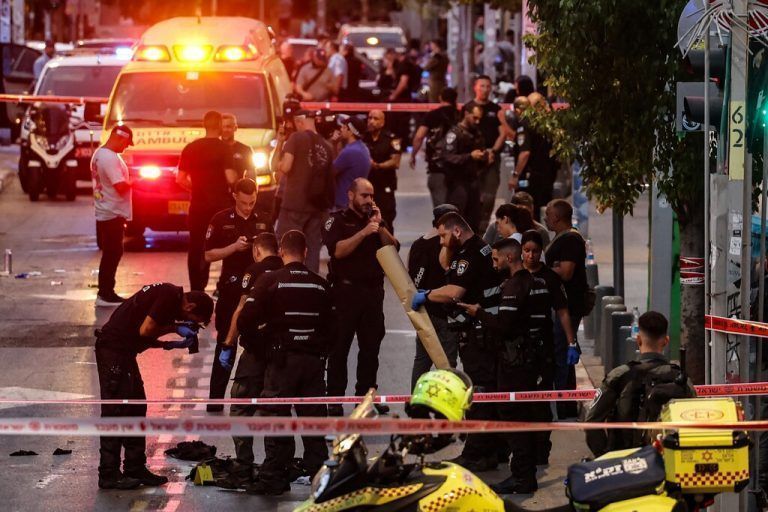 Israelische Sicherheitskräfte sammeln nach einem Schussattentat Beweise im abgesperrten Teil einer Straße in Tel Aviv. AFP