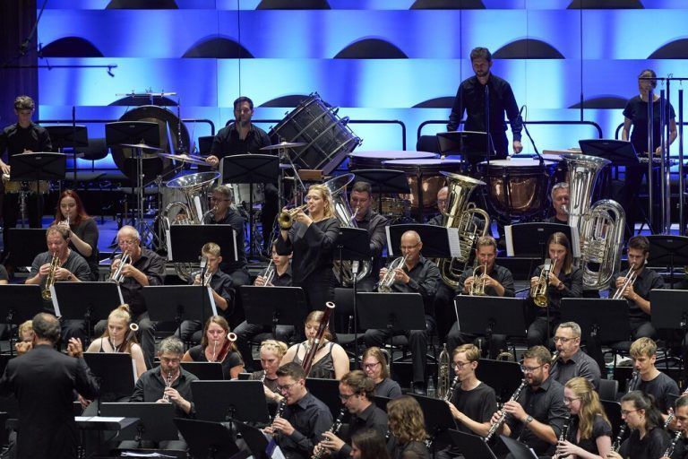 Junge Musiker(innen) bildeten unter der Leitung von Martin Kerschbaum ein symphoniches Blasorchester. BA