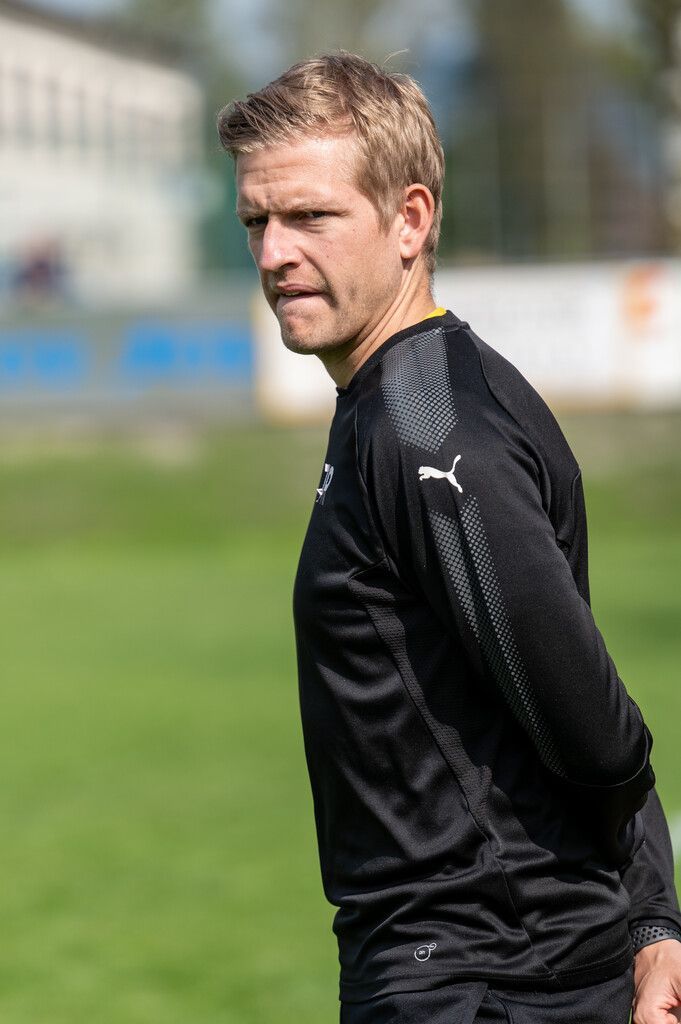 Können wir in Bestbesetzung antreten, dann können wir gegen jeden Gegner in der Liga bestehen. Allerdings haben wir einen sehr kleinen Kader. Meine Doppelfunktion als Trainer und Spieler macht Spaß, ist allerdings auch sehr herausfordernd. Maximilian Knuth, blum FC Höchst