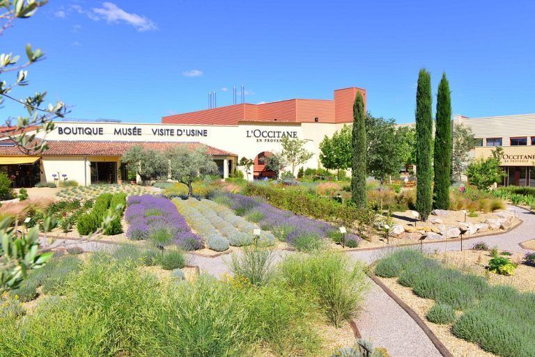 <p class="caption">Das Besucherzentrum von L´Occitane in der Provence zeigt die Ursprünge. <span class="media-container dcx_media_rtab" data-dcx_media_config="{}" data-dcx_media_type="rtab"> </span><span class="marker">Fa</span></p>