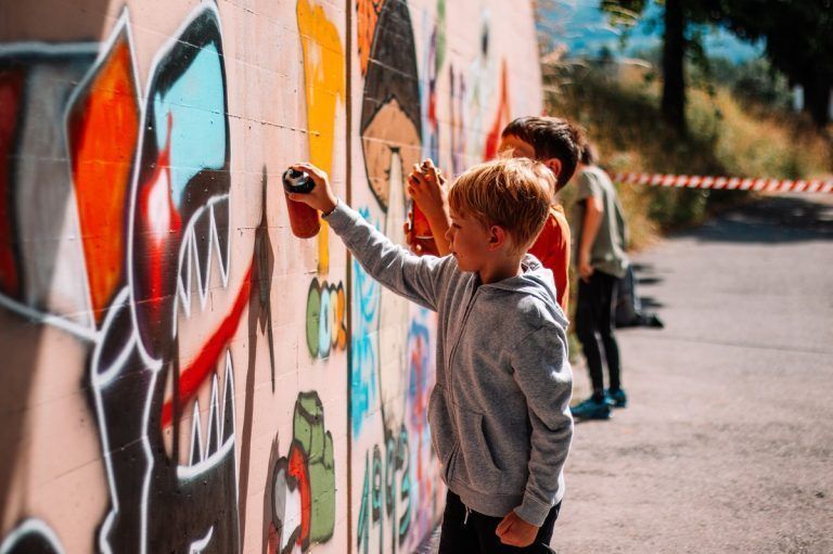 Kinder entdecken die Street-Art-Szene und bringen mit ihren Graffiti-Kreationen frischen Wind in die Stadt.
