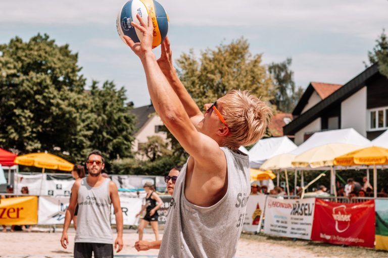 Publikumsmagnet bei strahlendem Sonnenschein: Das Raiffeisen-Beachvolleyball-Turnier.