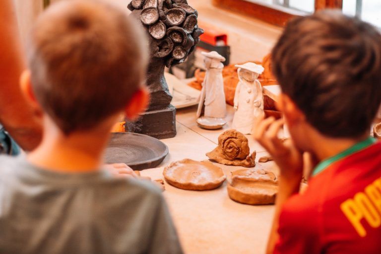 Unter fachkundiger Anleitung können die Kinder ihre versteckten kreativen Seiten entdecken.