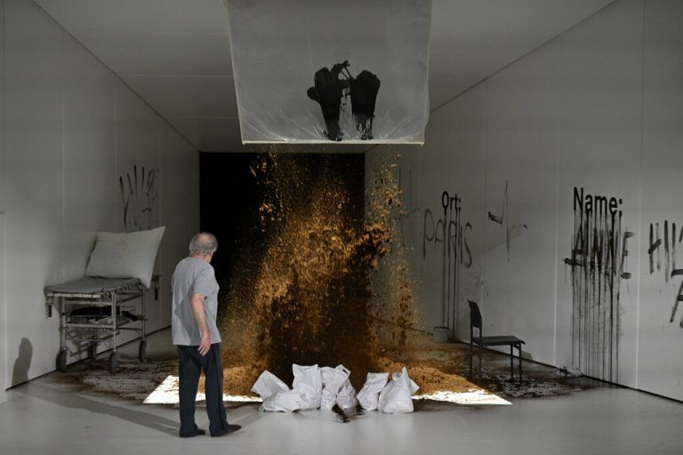 „Liebe (Amour)“ nach Michael Haneke feierte eine umjubelte Premiere im Salzburger Landestheater.  APA/BARBARA GINDL