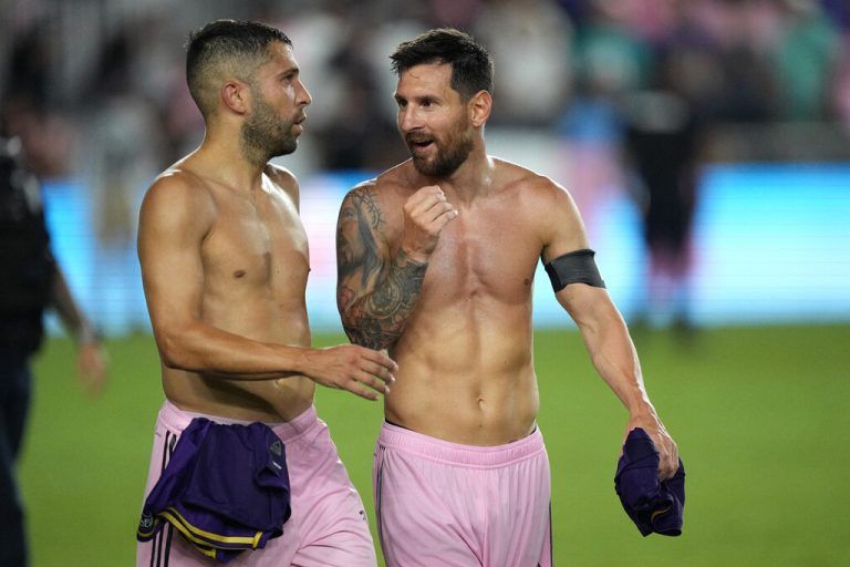 Lionel Messi (rechts) mit Jordi Alba, der sein Debüt für Inter Miami feierte.Reuters