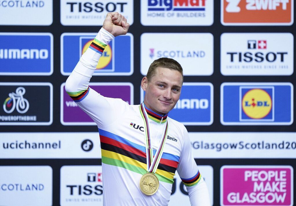 Trotz Sturz im Regen: Van der Poel rast auf den WM-Thron