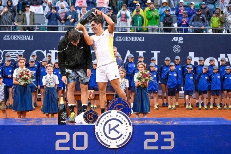 Nach dem 6:3-, 6:1-Finalerfolg verpasste der Argentinier Sebastian Baez bei der Siegerehrung Dominic Thiem eine Sektdusche. APA