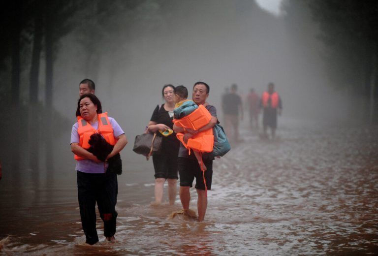 Nach heftigen Regenfällen in Zhuozhou in der chinesischen Provinz Hebei waten Bewohner durch die überschwemmten Straßen. Reuters