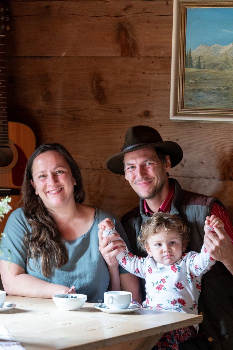 Johanna, Thomas und Olivia genießen morgens die Ruhe auf der Alpe und das Naturerlebnis.