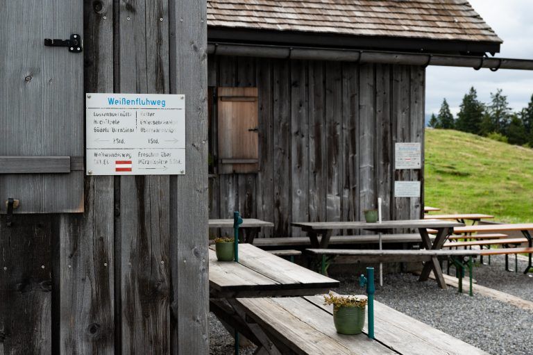 Die Ruhe vor dem Sturm: Vor allem an Wochenenden sind die Sonnenplätze vor der Hütte heiß begehrt.