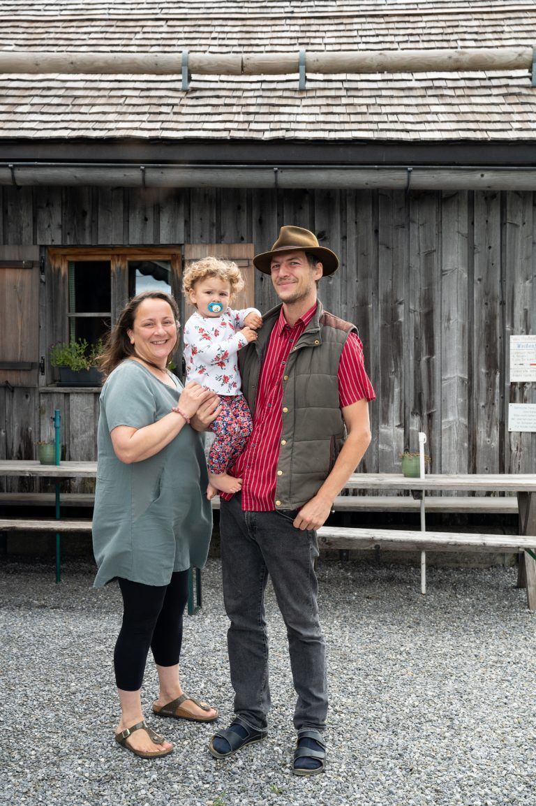 Johanna, Olivia und Thomas (v. l.) empfangen seit Anfang Juni Gäste auf der Weißenfluh.