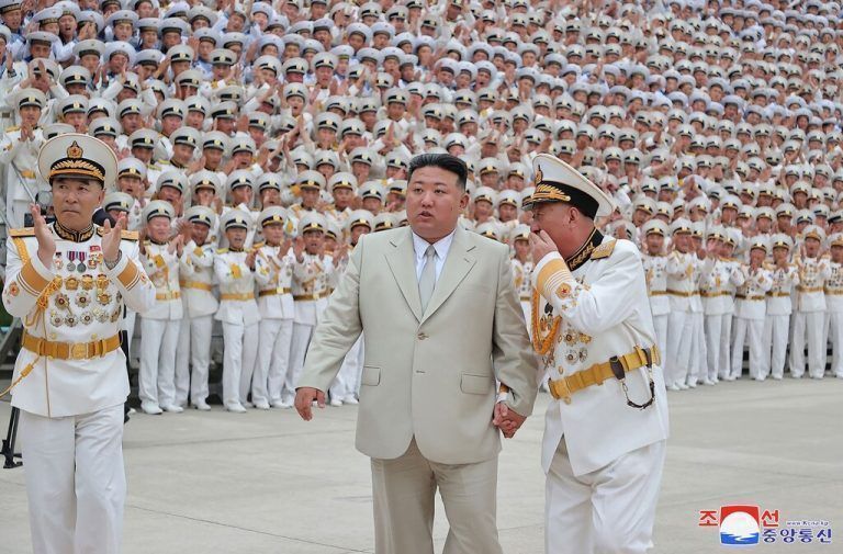 Nordkoreas offizielle Nachrichtenagentur (KCNA) zeigt wie Nordkoreas Führer Kim Jong Un das Marinekommando der Koreanischen Volksarmee anlässlich des Tages der Marine besucht. AFP