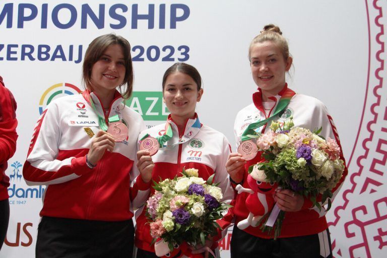 Österreichs Schützinnen-Trio mit der Medaille: Die Vorarlbergerin Sheileen Waibel (M.) mit den beiden Tirolerinnen Rebecca Köck (l.) und Nadine Ungerank.Melmer