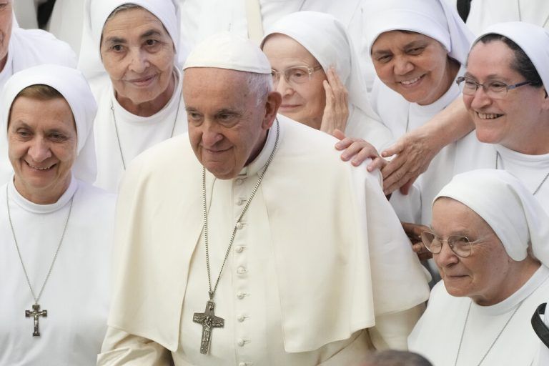 Papst Franziskus posiert mit dieser Gruppe von Nonnen während der Generalaudienz im Vatikan für ein Bild. AP