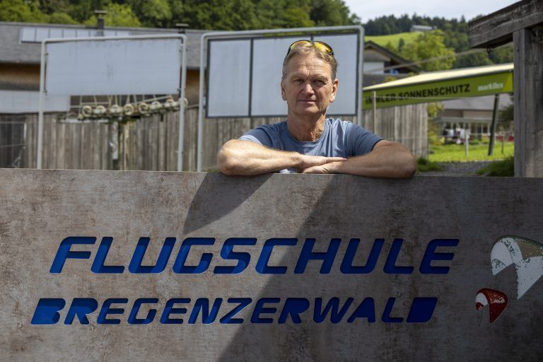 Jodok Moosbrugger bangt um den Standort seiner Flugschule, die Gäste von weit her anzieht. Ein Wechsel nach Bezau wäre kompliziert.
