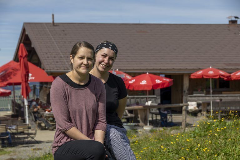 Jasmin Wohlgenannt und Tanja Feuerstein (v. l.) würden am liebsten die zwei Lifte auf der jetzigen Trasse erhalten. <span class="copyright">VN/Paulitsch</span>