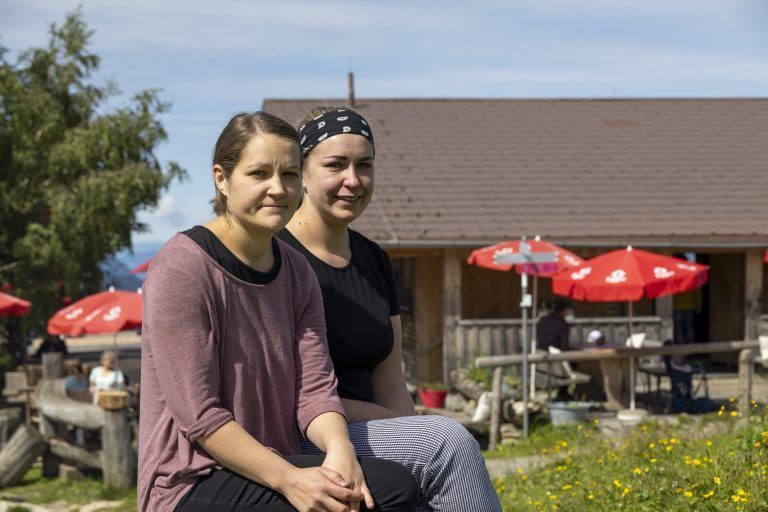 Jasmin Wohlgenannt (vorne) und Tanja Feurstein: Die zwei Schwestern führen das Bergrestaurant auf der Niederen und bewirtschaften die daneben liegende Alp. <span class="copyright">VN/Paulitsch</span>