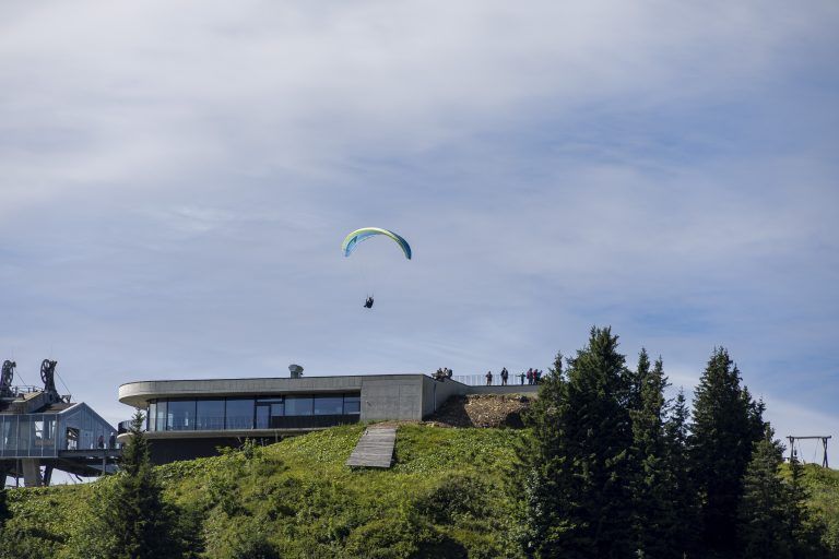 Ein Paradies für Paragleiter. Das ist die Niedere vor allem im Sommer. Die thermischen Verhältnisse sind einmalig. <span class="copyright">VN/Paulitsch</span>