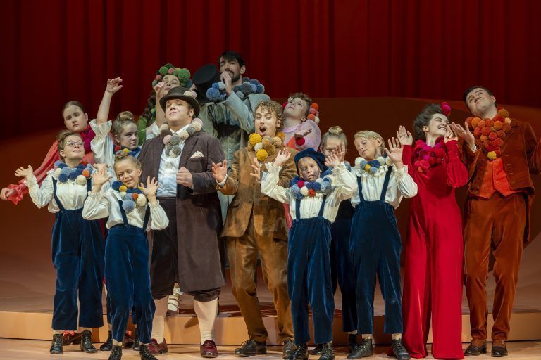 Akzente auf der Bühne werden durch die Wahl der Kostüme gesetzt.