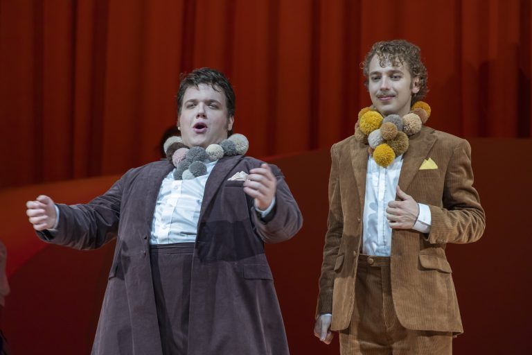 Die Hervorhebung von Charlottes Perspektive verleiht der Geschichte zusätzliche Tiefe.