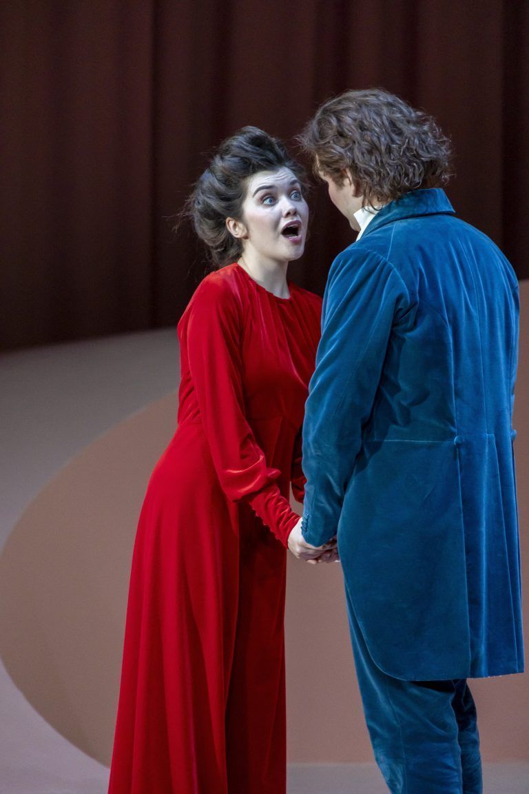 Kady Evanyshyn singt die Charlotte.