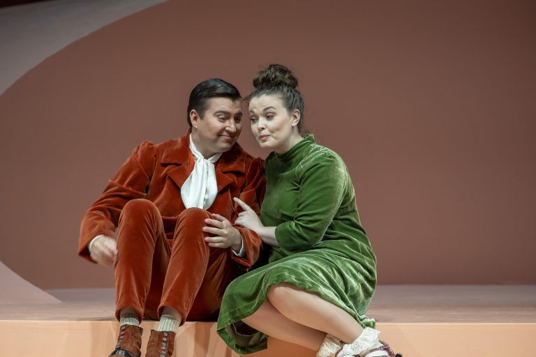 Sarah Shine als Sophie und Yuriy Hadzetskyy als Albert.