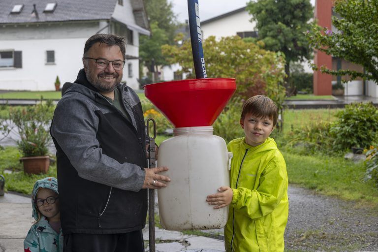 Sohn Samuel hilft seinem Papa gerne in der Freizeit.