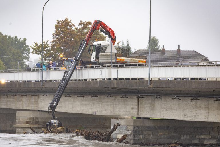 An der Brücke zwischen Lustenau und Höchst fischt ein Bagger Treibholz aus dem reißenden Fluss. <span class="copyright">VN/Paulitsch </span>
