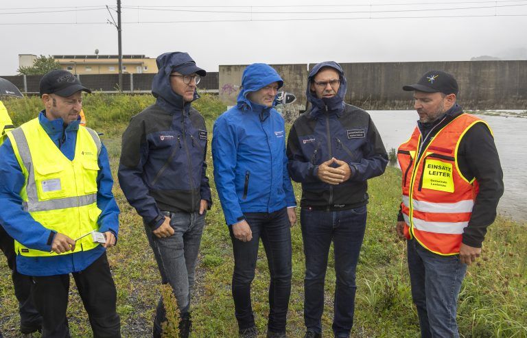 Dann machten sie sich draußen ein Bild. Rheinbauleiter Mathias Speckle (links) und Lustenaus Bürgermeister Kurt Fischer berichteten über die gegenwärtige Situation. <span class="copyright">VN/Paulitsch</span>