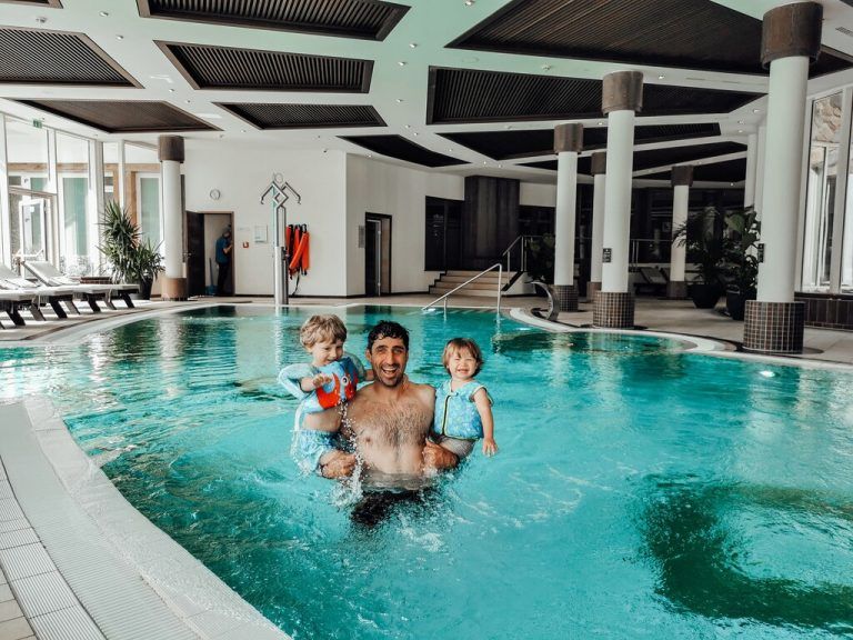Philipp Oswald nützte nach der Verschiebung den spielfreien Nachmittag für einen Tag im Hallenbad mit Sohn Leopold (3,5 Jahre) und Tochter Luca (1,5 Jahre).Privat