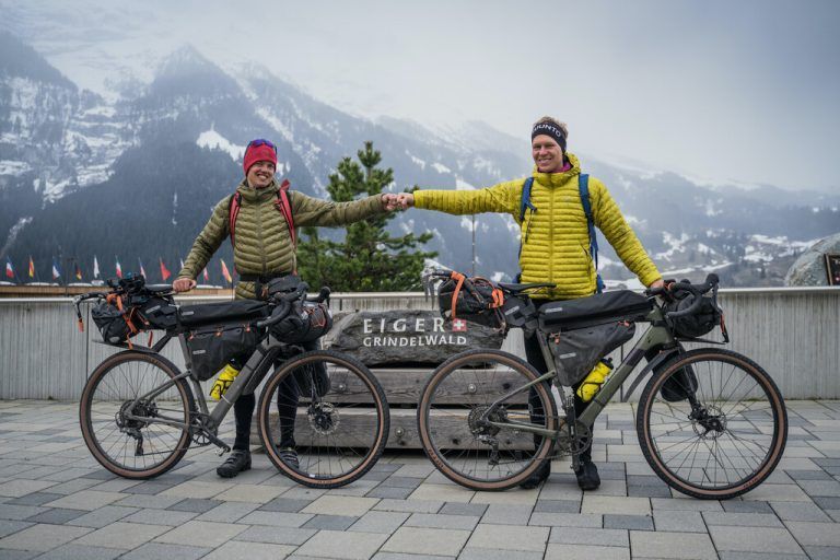 Philipp Reiter und Martin Schidlowski im Film „Bike2Eiger“.blackorWhite