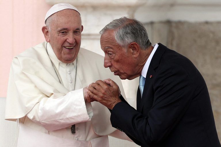 Präsident Marcelo Rebelo de Sousa begrüßt Papst Franziskus. AFP