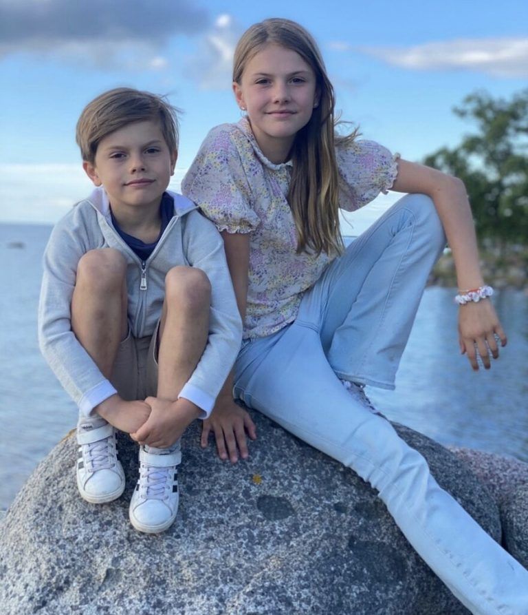 Prinz Oscar besucht nun dieselbe Schule wie seine Schwester Estelle. Das Foto hat der Hof zum Schulstart veröffentlicht. Kungahuset