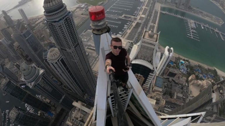 „Remi Enigma“ zeigte sich auf Instagram bei waghalsigen Aktionen auf Wolkenkratzern. In Hongkong kostete ihn das nun das Leben. instagram