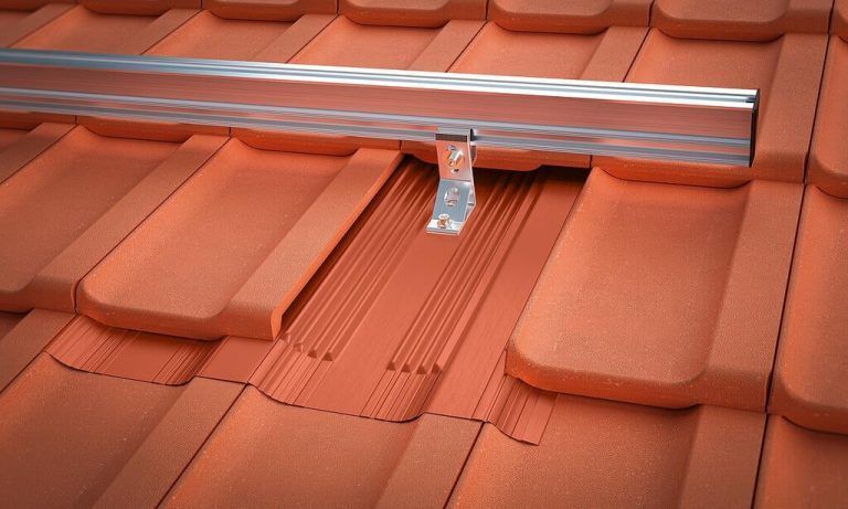 Seit Kurzem am Markt. Das neue PV-Montagesystem von Aerocompact enthält farbige Abdeckplatten.FA
