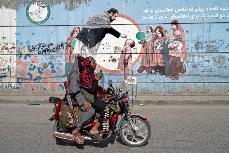 Sicherheitskräfte der Taliban fahren in der afghanischen Hauptstadt Kabul an einer historischen Impfkampagne gegen Polio vorbei. AFP